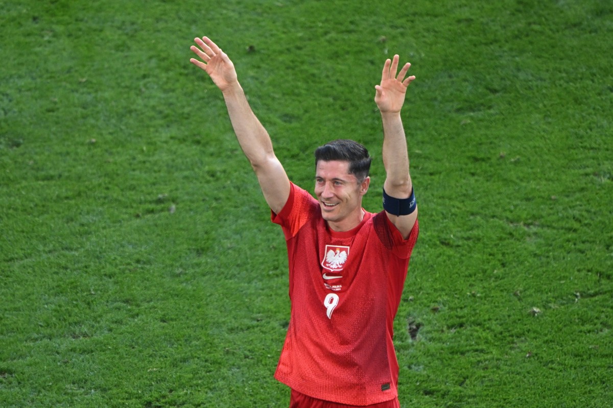 Piłkarz reprezentacji Polski Robert Lewandowski cieszy się po meczu grupy D mistrzostw Europy z Francją