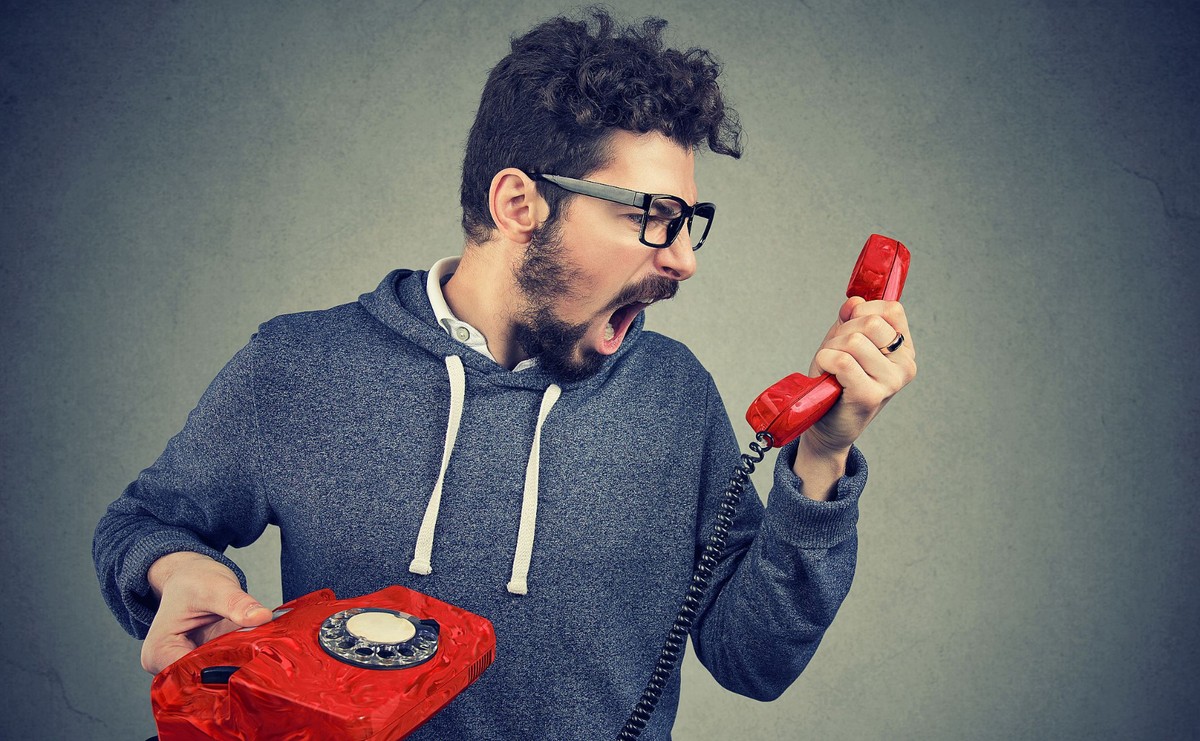 Mężczyzna krzyczący do telefonu