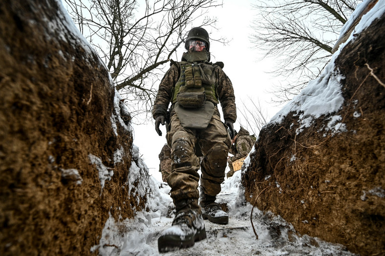 Żołnierz ukraiński schodzi do schronu okopowego niedaleko Zaporoża, Ukraina, 14 stycznia 2024 r.