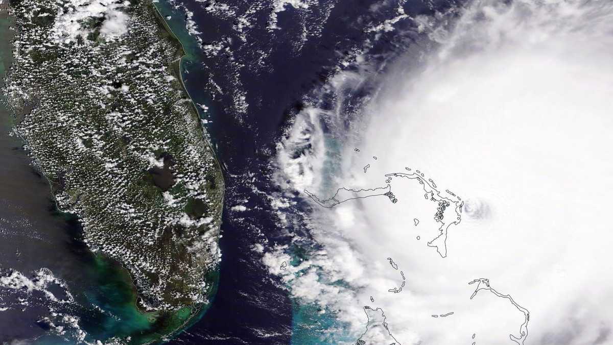 Do Stanów Zjednoczonych nadciąga huragan Dorian. Po drodze żywioł spustoszył Bahamy, niszcząc 13 tysięcy domów. Media poinformowały także o pierwszej ofierze śmiertelnej - 8-letnim chłopcu.