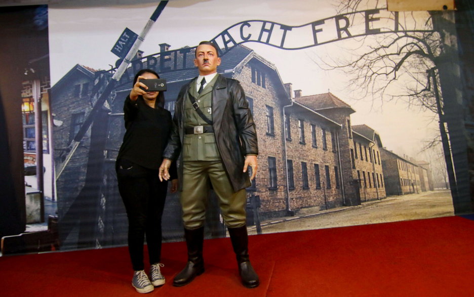 Indonezyjskie muzeum, które umożliwiło odwiedzającym zrobienie sobie selfie z naturalnej wielkości woskową rzeźbą Hitlera na tle obozu koncentracyjnego w Auschwitz, usunęło wystawę w odpowiedzi na międzynarodowe oburzenie w 2017 r.