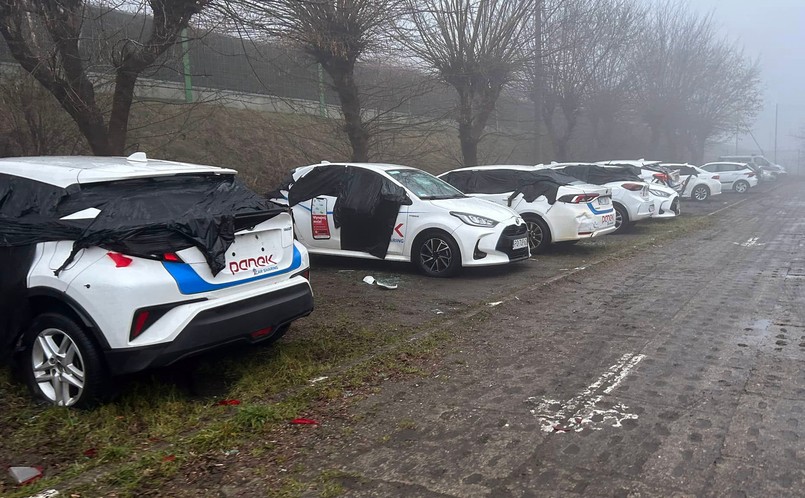 Panek Carsharing i dzikie złomowisko rozbitych samochodów na parkingu osiedlowym