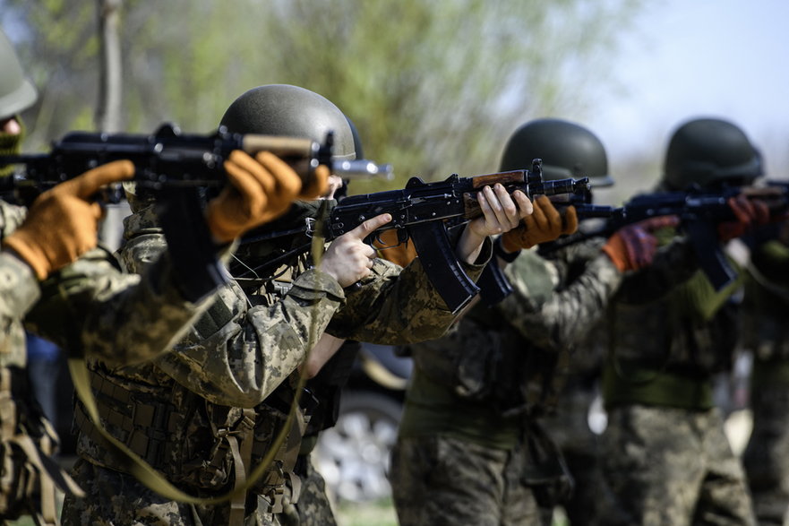 Żołnierze ukraińscy biorą udział w ćwiczeniach wojskowych w obwodzie kijowskim, 10 kwietnia 2024 r.