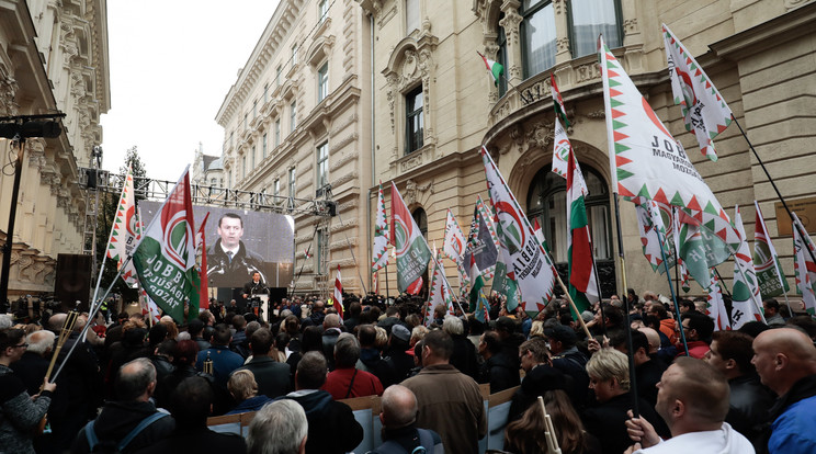 A Jobbik október 23-i rendezvényét a Magyar Rádió volt épülete előtt tartotta, a tüntetők ezután a köztévé épületéhez vonultak /Fotó: MTI-Mohai Balázs
