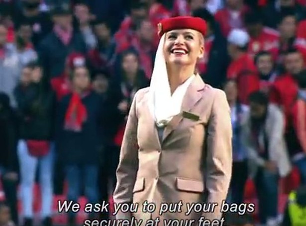 Stewardessy na stadionie skradły piłkarskie show [WIDEO]