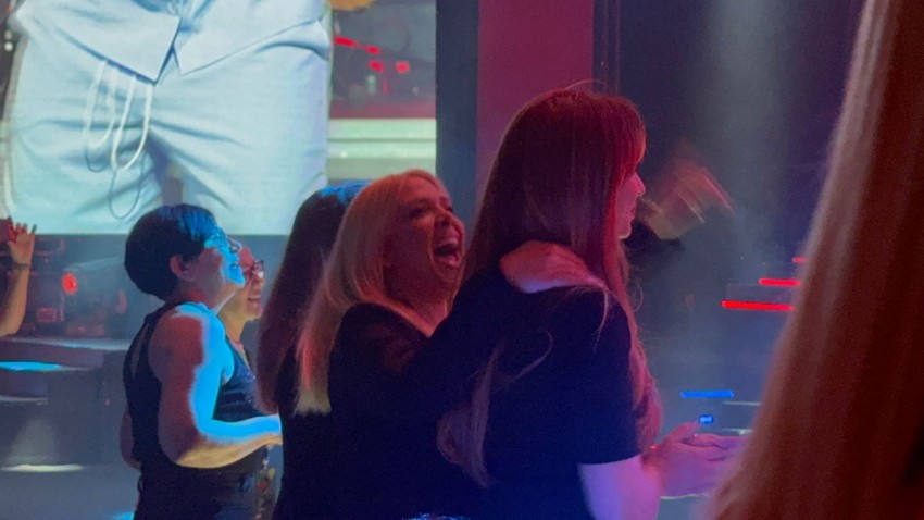 Milica Todorović igra sa sestrama