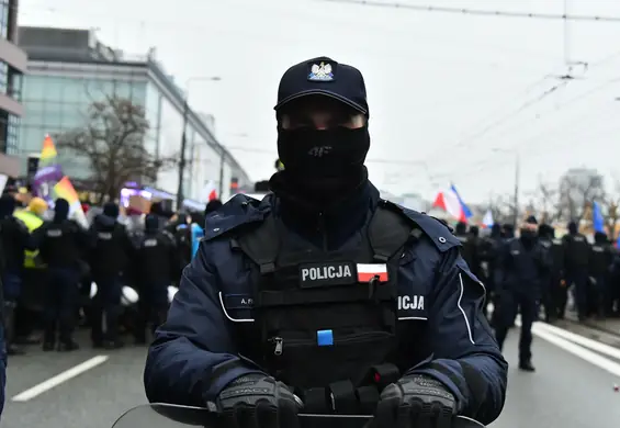 Policyjne blokady na Strajku Kobiet. "Ci młodzi policjanci nie pamiętają, co było 13 grudnia"