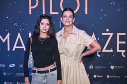 córka znanego aktora olśniewa na premierze filmu. wyrosła na piękność