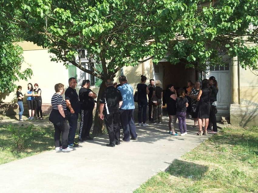 Rodbina i prijatelji ispred kuće u kojoj živi porodica Ilić