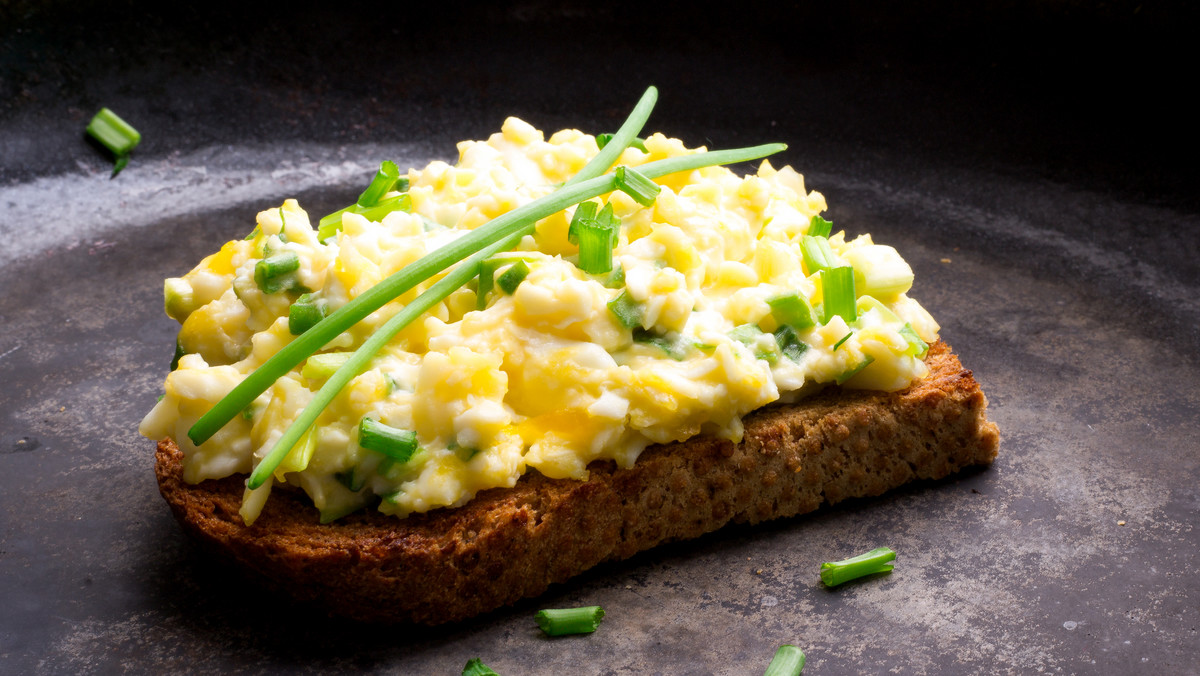 Pasta jajeczna - szybki przepis na pyszny dodatek do chleba