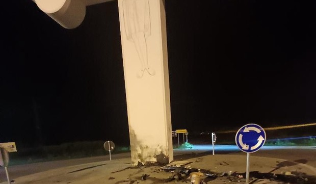 Muškarac poginuo nakon što je automobilom udario u betonski krst