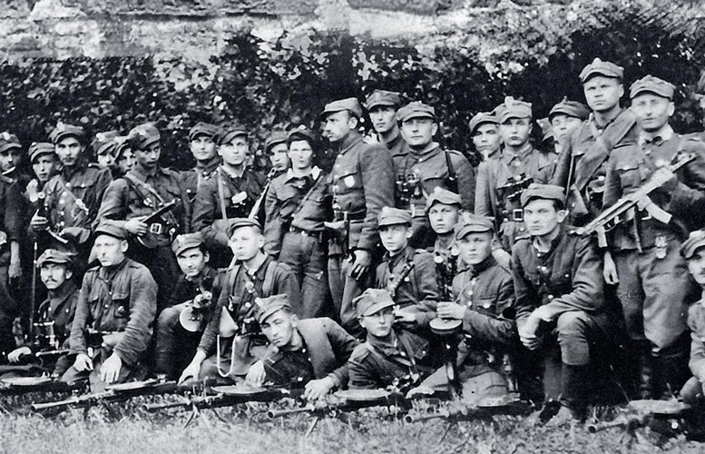 Żołnierze Wyklęci - zdjęcia w umundurowaniu polowym.