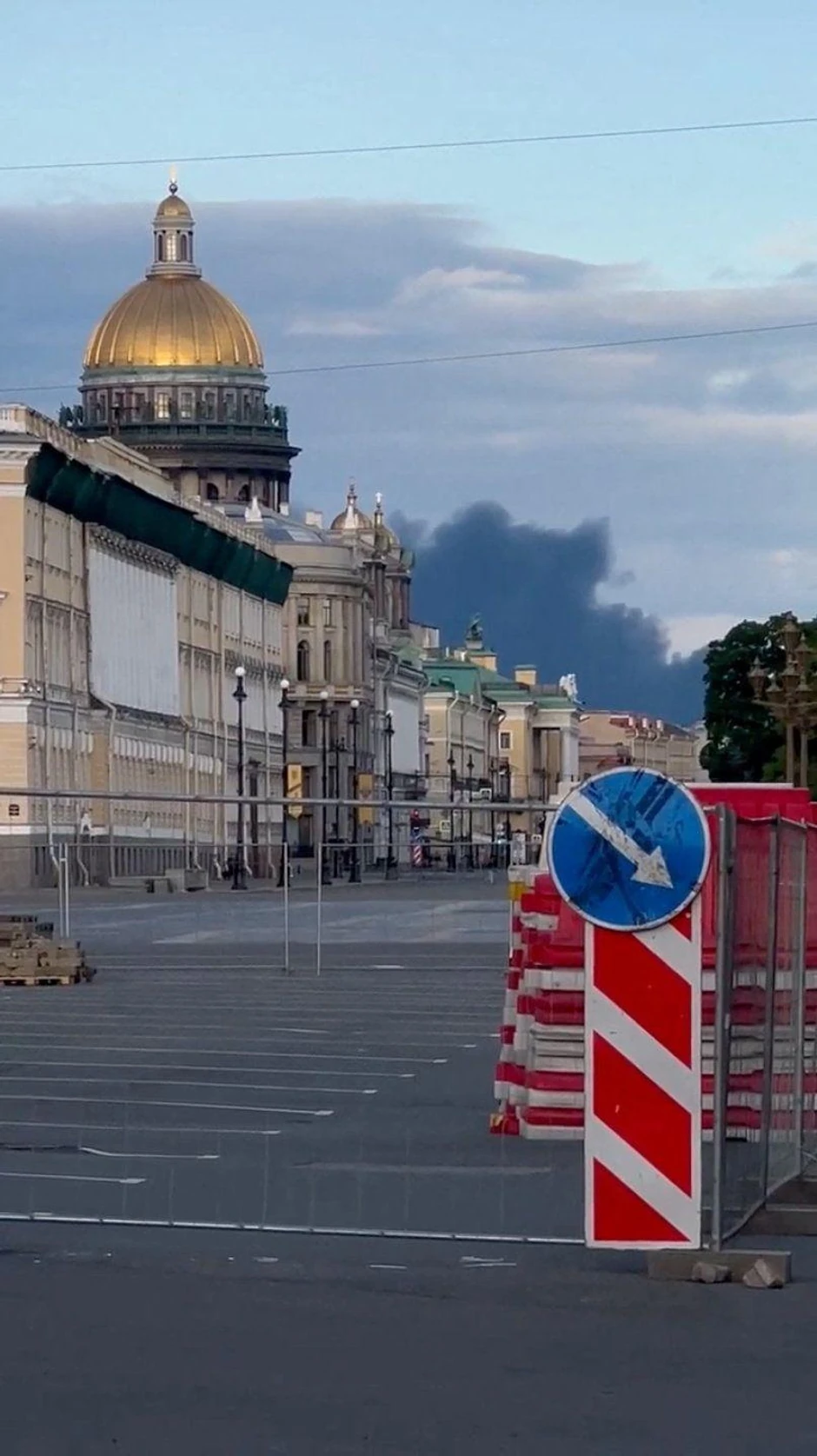 Dim se vidi na nebu iznad centra Sankt Peterburga | Foto: SOCIAL MEDIA/via REUTERS
