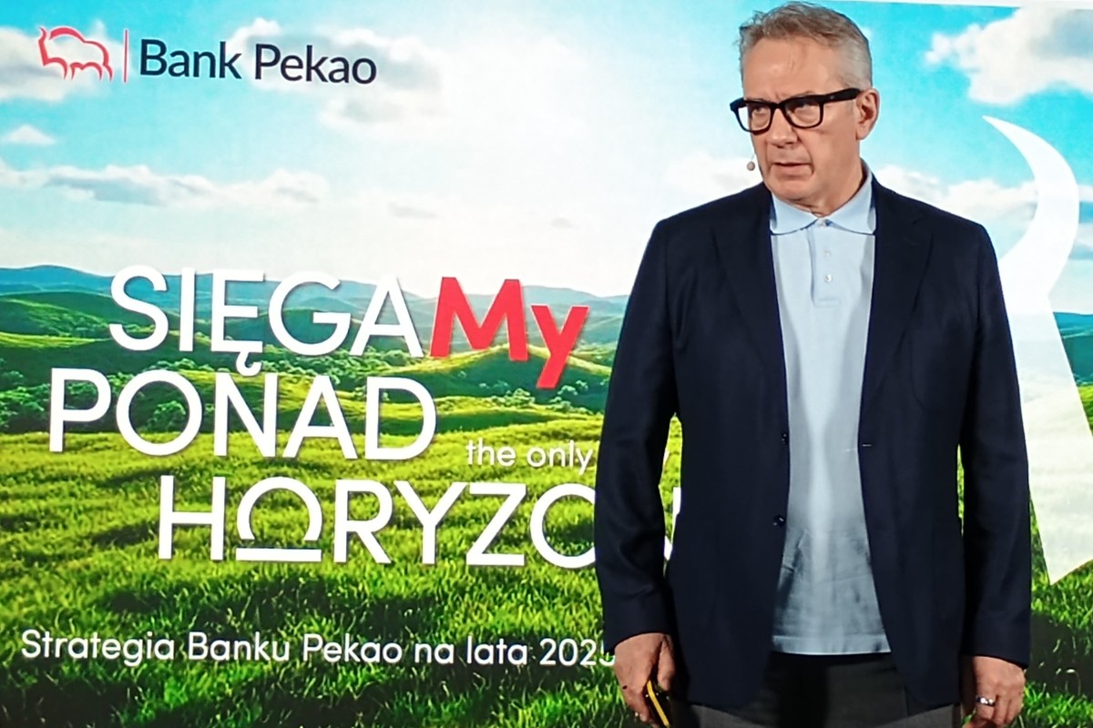 Cezary Stypułkowski, prezes Pekao, prezentuje strategię na lata 2025-2027 pod hasłem "sięgamy ponad horyzont".