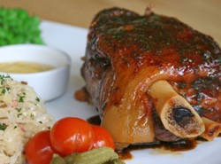 Tłusta golonka na wigilijnej wieczerzy