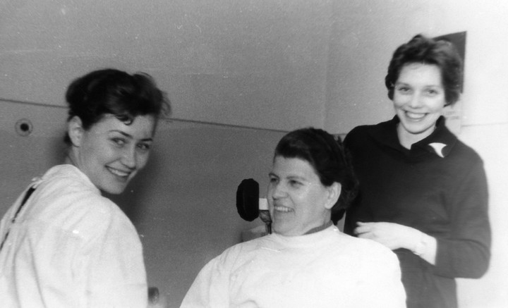 Na fotelu Helena Treczyńska, po lewej Teresa Radecka-Kozłowska, z prawej dziewczyna, której po latach nie udało się odnaleźć. Burdy, kwiecień 1962 r.