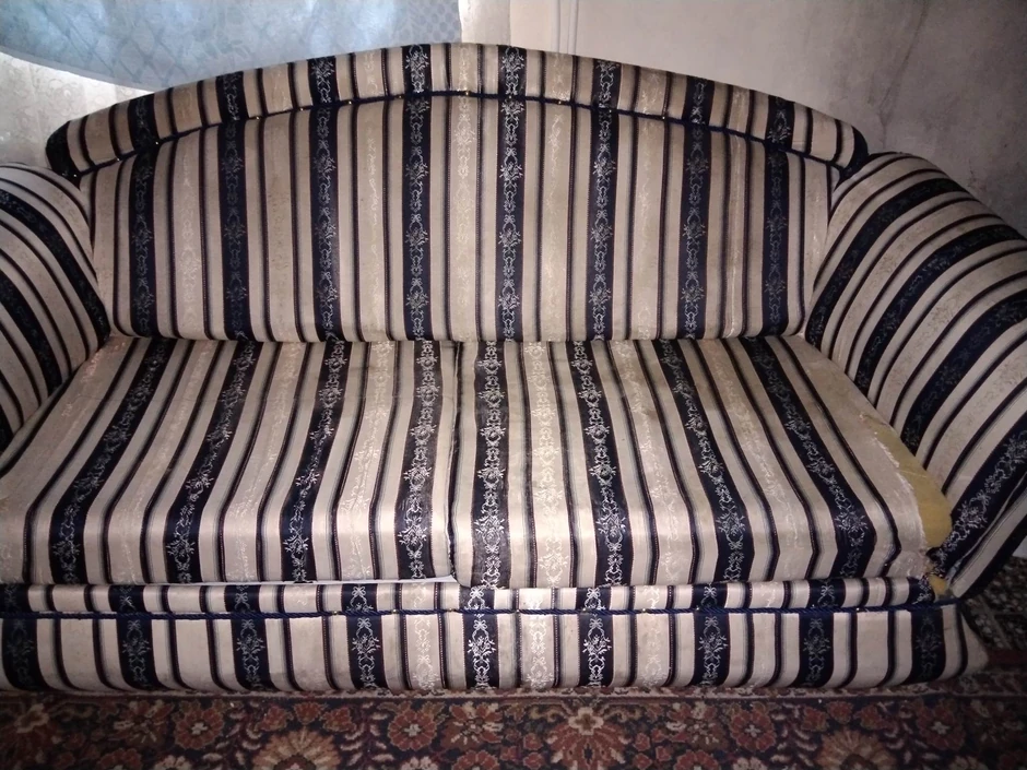 Stara, ovucana i pocepana sofa