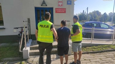 Zniszczył drzwi, wpadł z narkotykami. Na dokładkę chciał przekupić policjantów