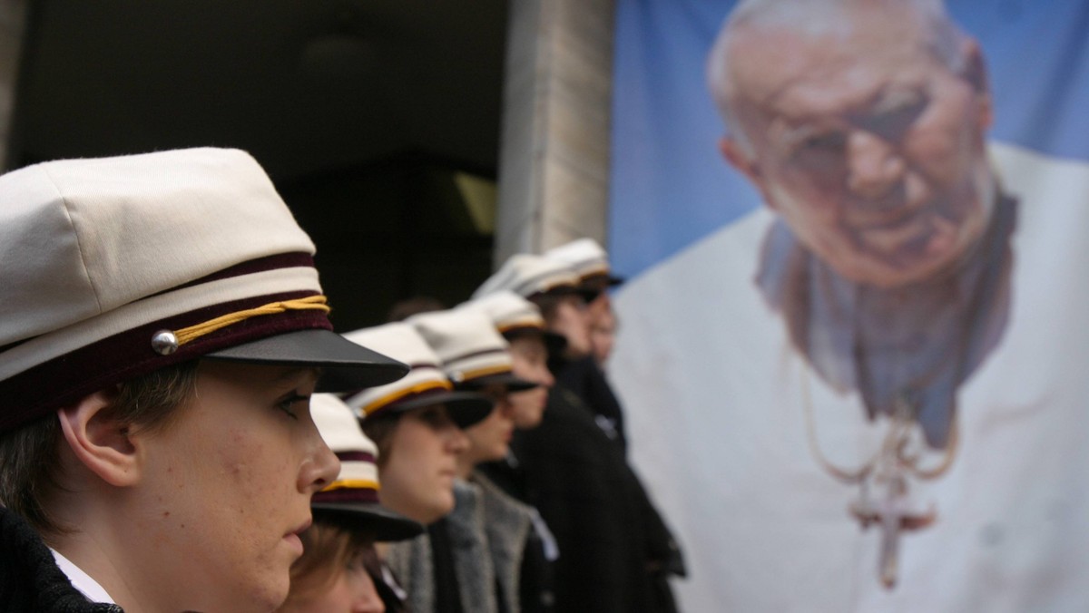 Ogłaszanie śmierci Jana Pawła II było niezmiernie trudne, chyba trudniejsze niż w przypadku innych papieży - uważa kardynał Leonardo Sandri, który 2 kwietnia 2005 r. na Placu św. Piotra podał wiadomość o zgonie polskiego papieża.