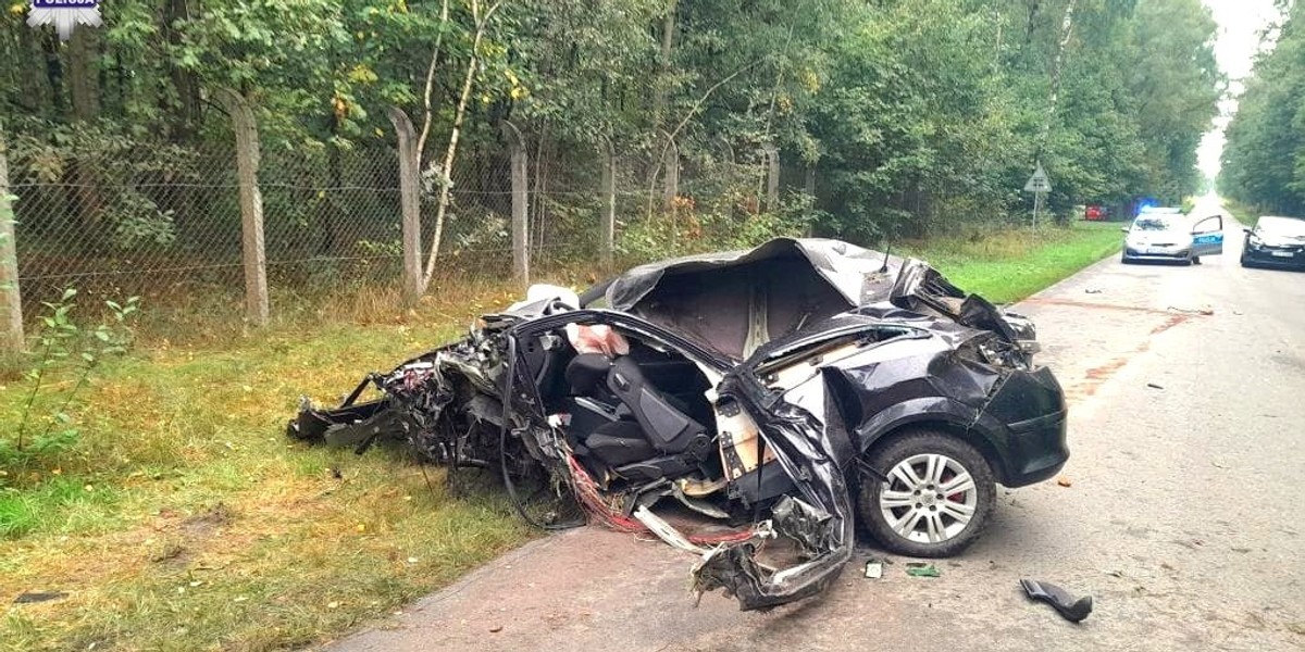 21-latek zginął po uderzeniu w drzewo.