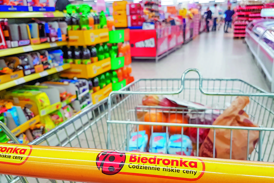 Mateusz Morawiecki proponuje ustawę ograniczającą sprzedaż marek własnych w sieciach handlowych jak Biedronka czy Lidl.