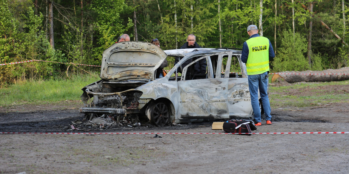 Spalony samochód a w środku dwa ciała