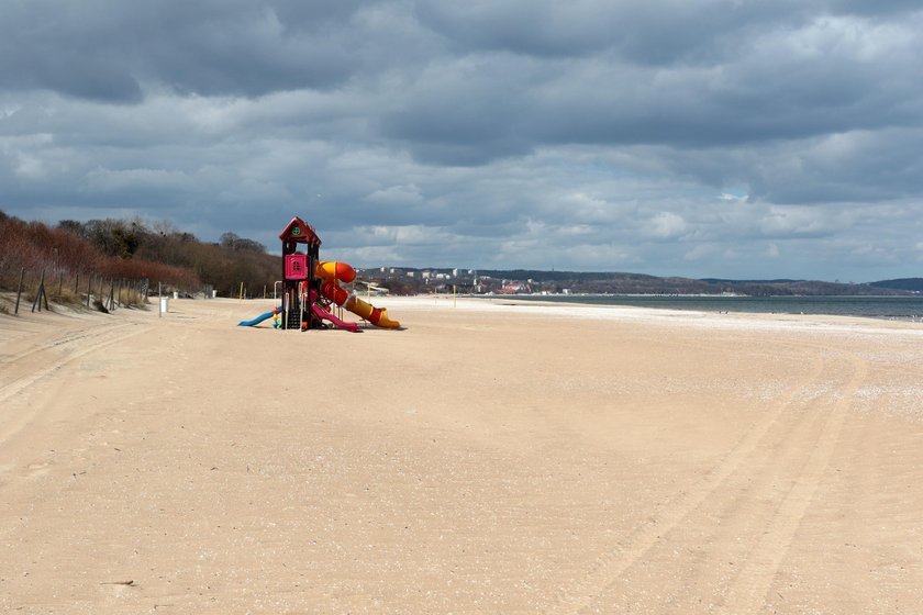 Pusta plaża w Jelitkowie