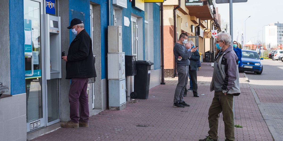 Po raz pierwszy w historii wartość płatności kartami przekroczyła wartość wypłat z bankomatów.