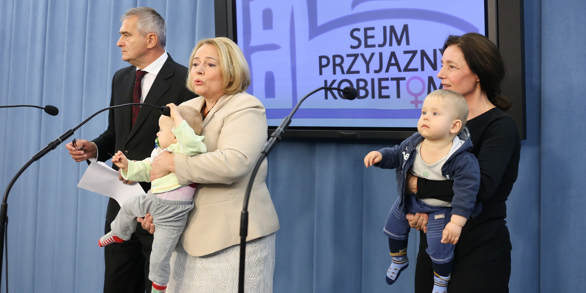 Barbara Sienkiewicz z dziećmi w Sejmie