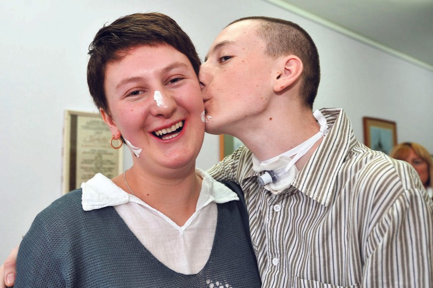 Brat dobio bitku za život, a sestra uspela da se zaposli: “Blic“ je sa Milicom i Milovanom proslavio i njeno punoletstvo