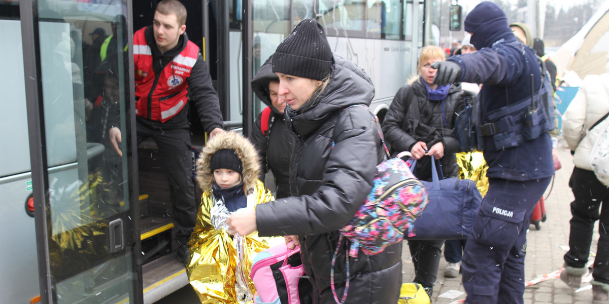 Uchodźcy z granicy dowożeni są autobusami do punktów recepcyjnych.