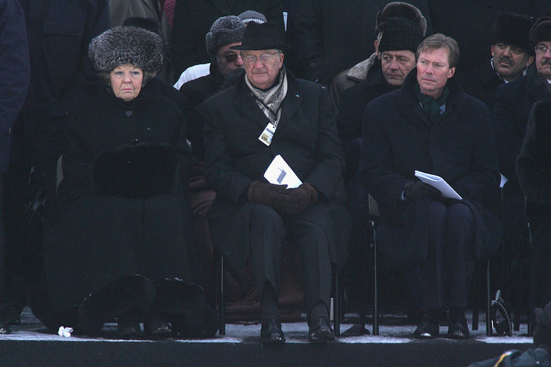 Królowa Beatrix, król Belgii Albert i wielki książę Luksemburga Henri podczas obchodów 60. rocznicy wyzwolenia obozu koncentracyjnego w Auschwitz