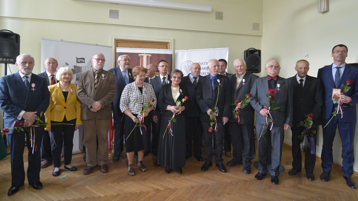 19 działaczy opozycji antykomunistycznej otrzymało wczoraj w Krakowie Krzyże Wolności i Solidarności. Na pewno pamięć o tym, co zrobiliście, będzie przekazywana dalej – mówił podczas uroczystości wiceprezes IPN Jan Baster.