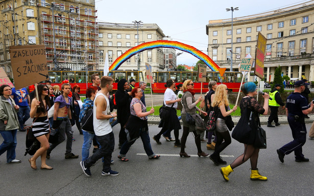 "Marsz Szmat" przeciwko przemocy seksualnej i stygmatyzacji jej ofiar przeszedł ulicami Warszawy