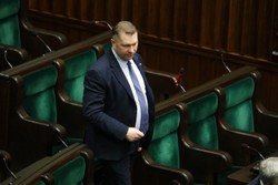 Czarnek: PiS nauczyło PO, że na manifestacjach trzyma się flagę Polski, a nie "tęczówki"