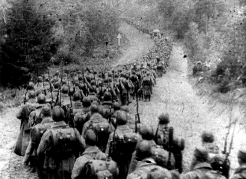 Kolumny piechoty sowieckiej wkraczające do Polski 17 września 1939