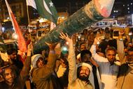 Pakistańczycy cieszą sie z zestrzelania Indyjskich samolotów 
