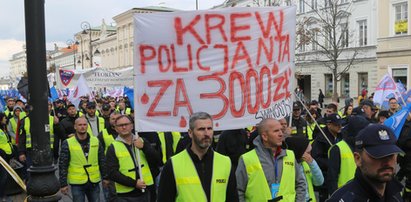 Kosztowny protest policjantów. Rząd chciał zaoszczędzić, a traci miliony