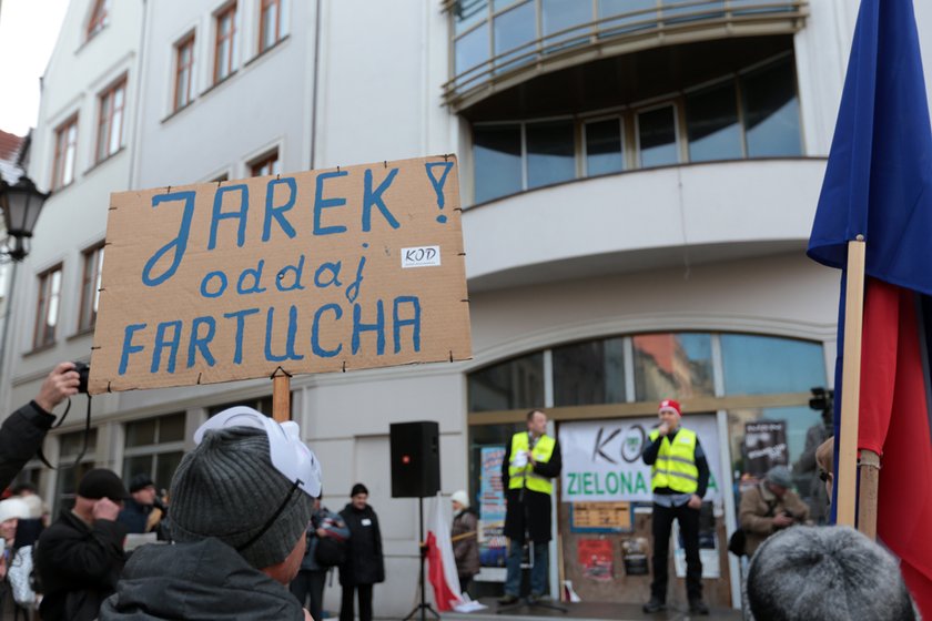 Ostre słowa na transparentach na manifestacji KOD