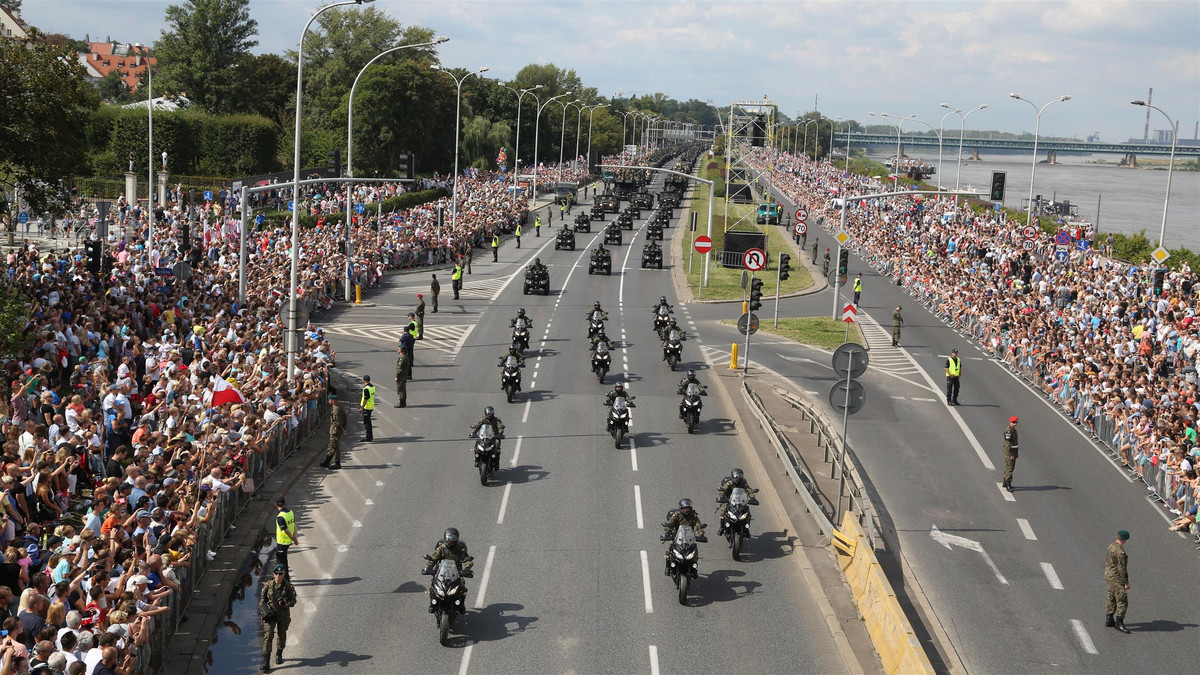 Zaczęły się przygotowania do wielkiego święta. Utrudnienia w ruchu w Warszawie już w weekend