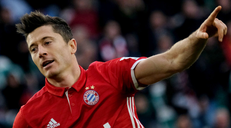 Robert Lewandowski is odadurrantott a Wolfsburg kapujába /Fotó: AFP