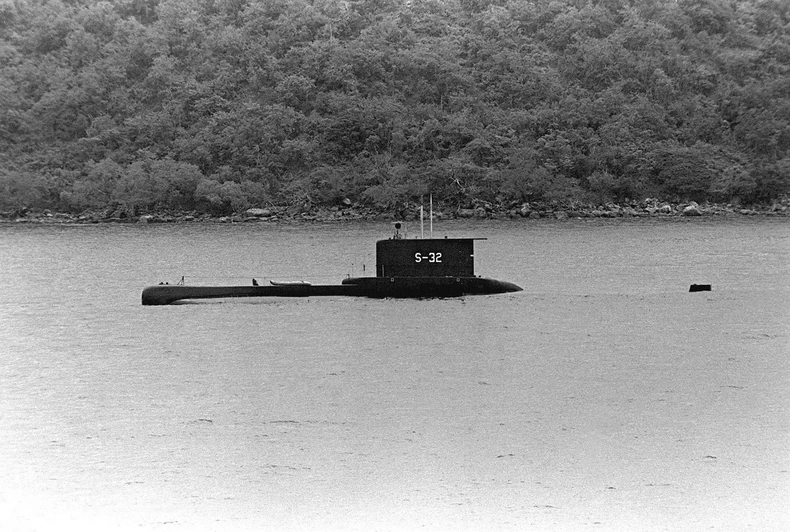 Venecuelanska podmornica Karibe S-32 tokom vežbe u junu 1979.