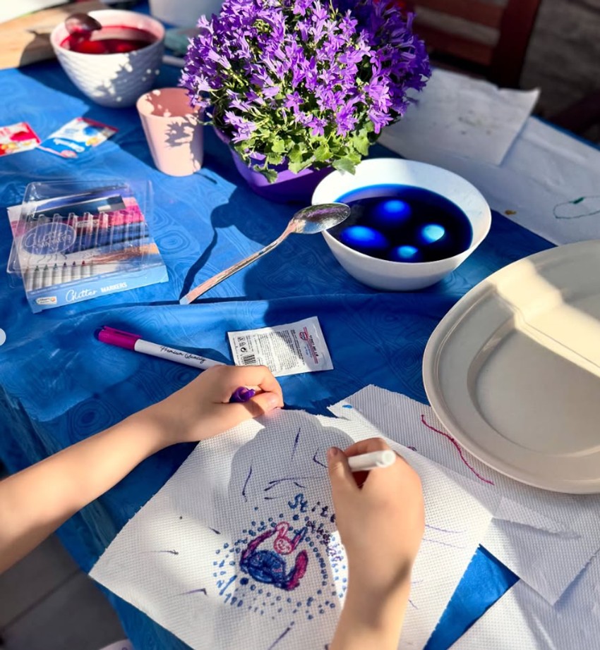 Nikola Rokvić sa porodicom farbao jaja