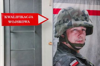 Wojsko wezwie 230 tys. osób. Kto dostanie list od armii? Te osoby muszą stawić się na kwalifikację [LISTA]