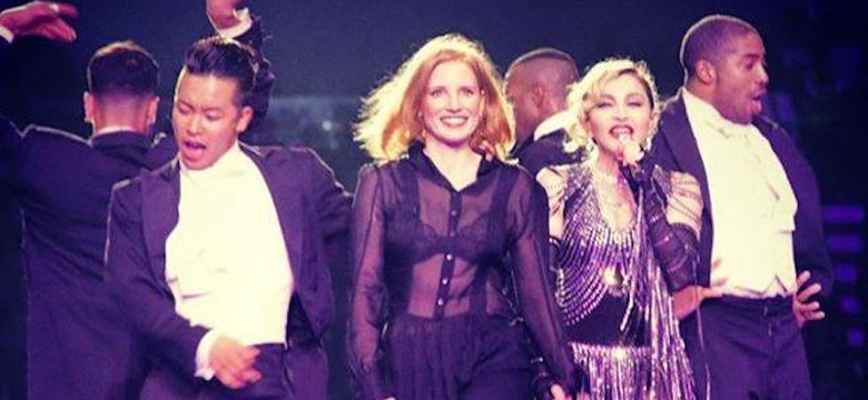 Jessica Chastain daje klapsy Madonnie [WIDEO]