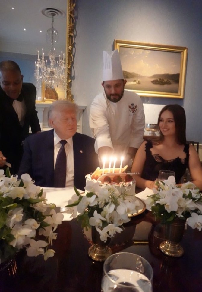 Donald Tramp gasi rođendanske svećice u društvu unuke Arabele Kušner, ćerke Ivanke Tramp i Džareda Kušnera