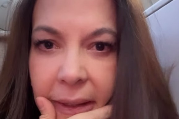 "LJUDI, MORAMO DA PREVAZIĐEMO OVU TRAGEDIJU, OVO JE STRAŠNO!" Čuvena Kasandra se kroz suze oglasila zbog velike katastrofe: "Čuvajte jedni druge"