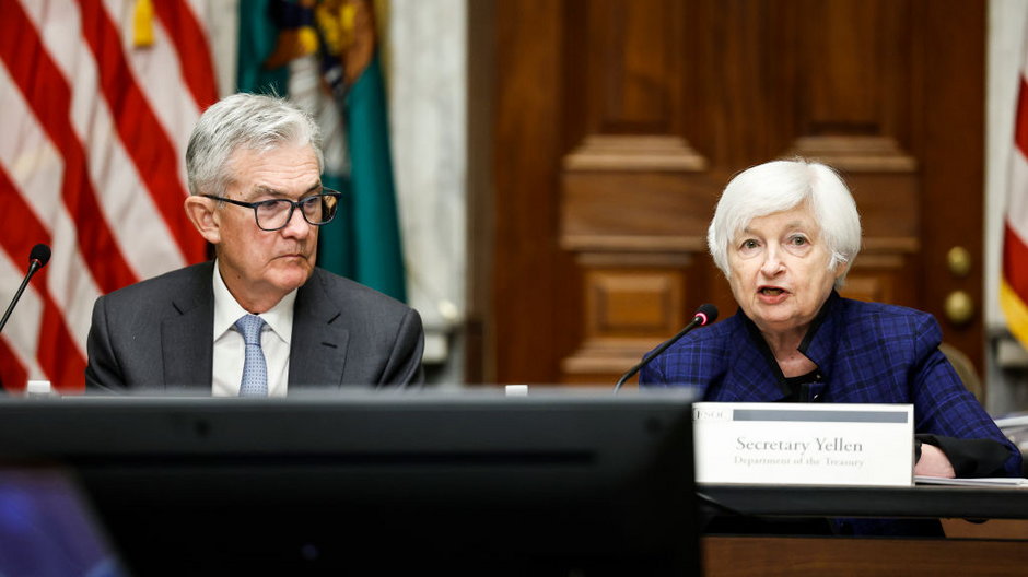 Szef Fed Jerome Powell oraz zekretarz skarbu i była szefowa Fed Janet Yellen 