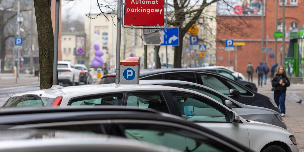 Samochody zaparkowane w centrum Poznania.