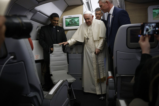 Papież Franciszek na pokładzie samolotu